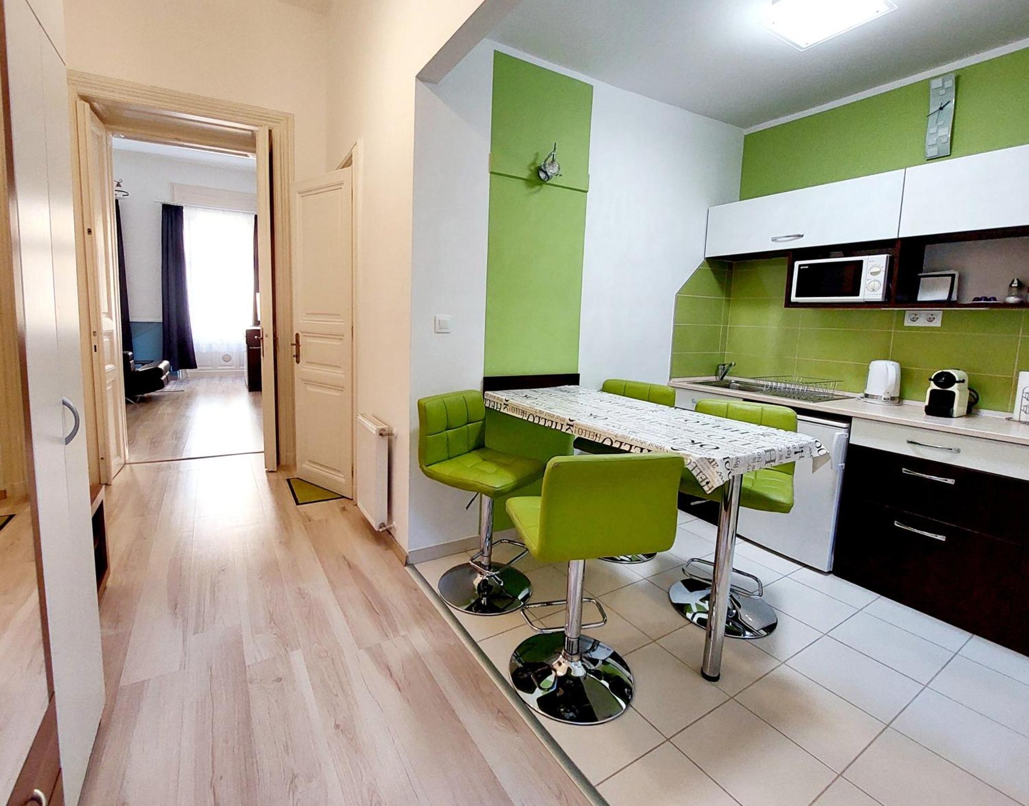 Eoetvoes Apartman Budapest Exterior photo